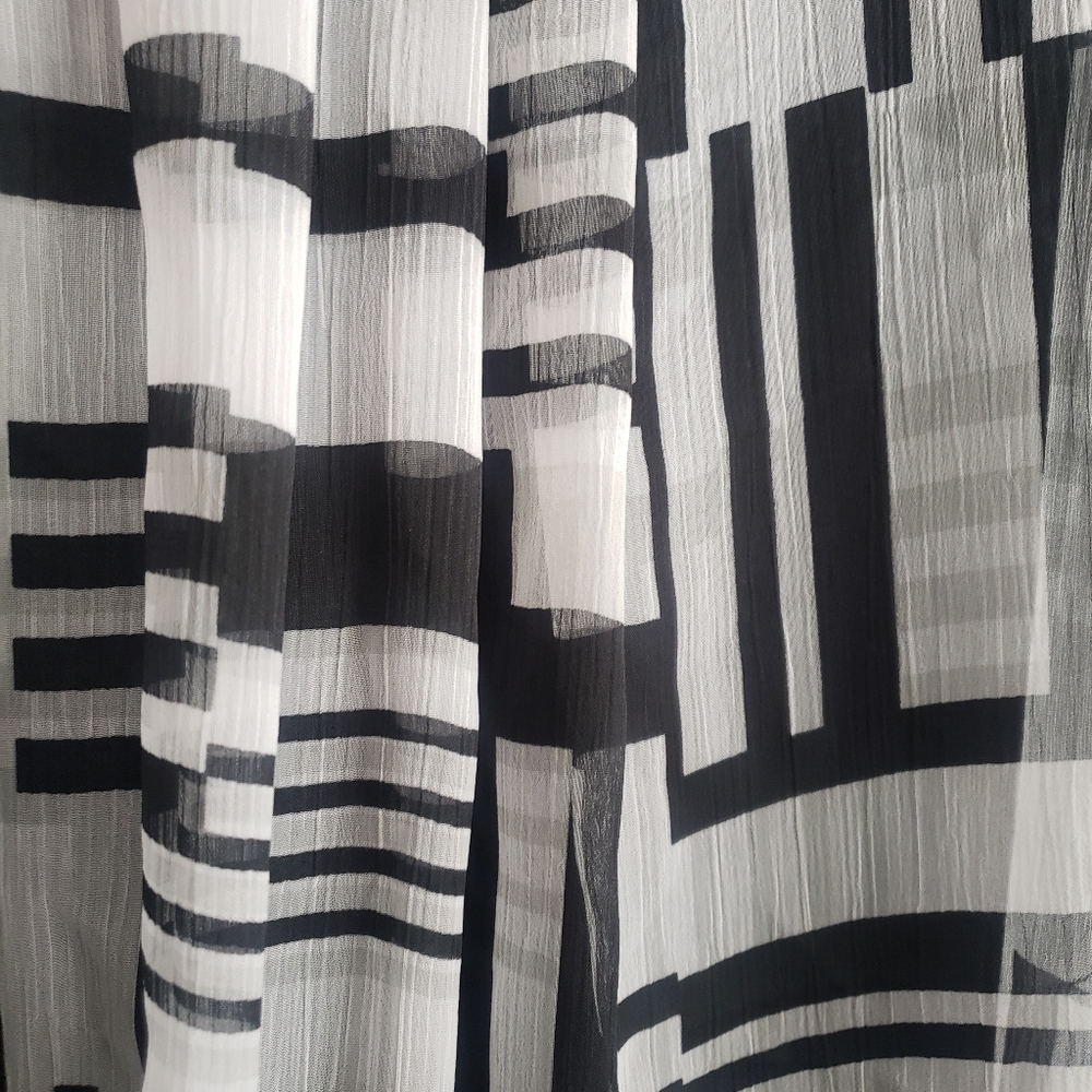 Black & Gray Abstract Woman't Sleeveless Blouse - Size M - Picture 3 of 4